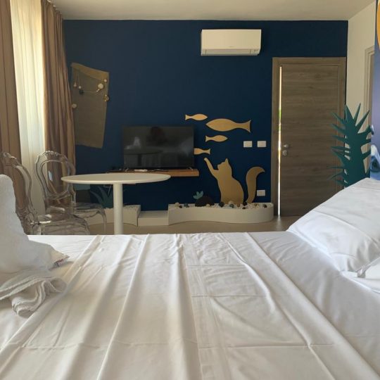 https://www.hotellidofollonica.com/wp-content/uploads/2021/08/suite2-540x540.jpg