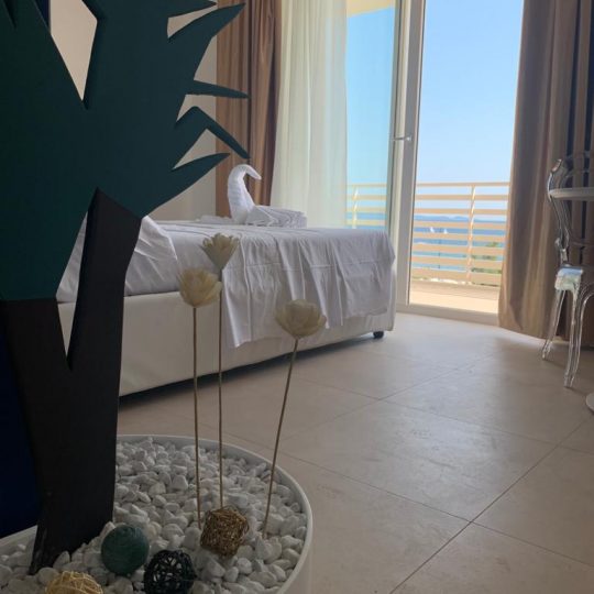 https://www.hotellidofollonica.com/wp-content/uploads/2021/08/suite3-540x540.jpg