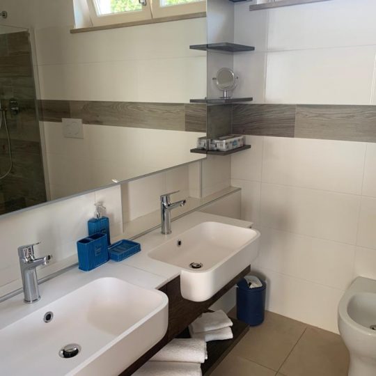 https://www.hotellidofollonica.com/wp-content/uploads/2021/08/suite4-540x540.jpg